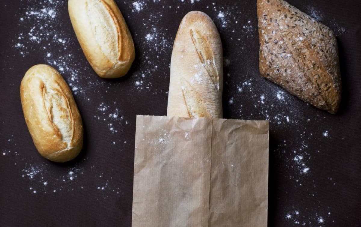 Baguette nel sacchetto di carta