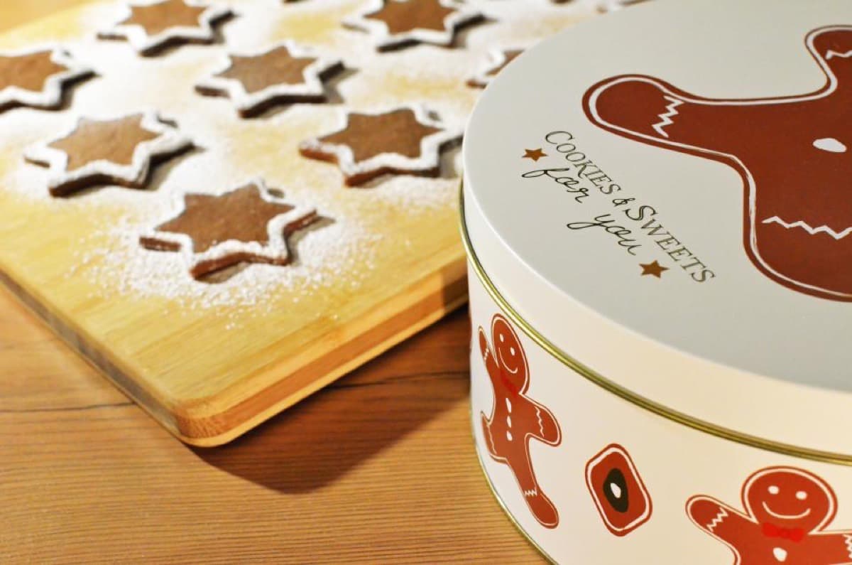 Biscotti allo zenzero in scatola di latta