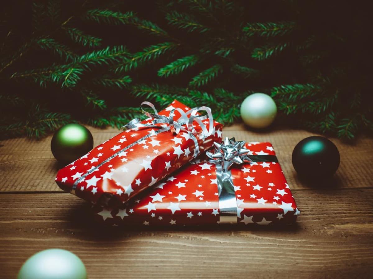 Regalo con palline di Natale