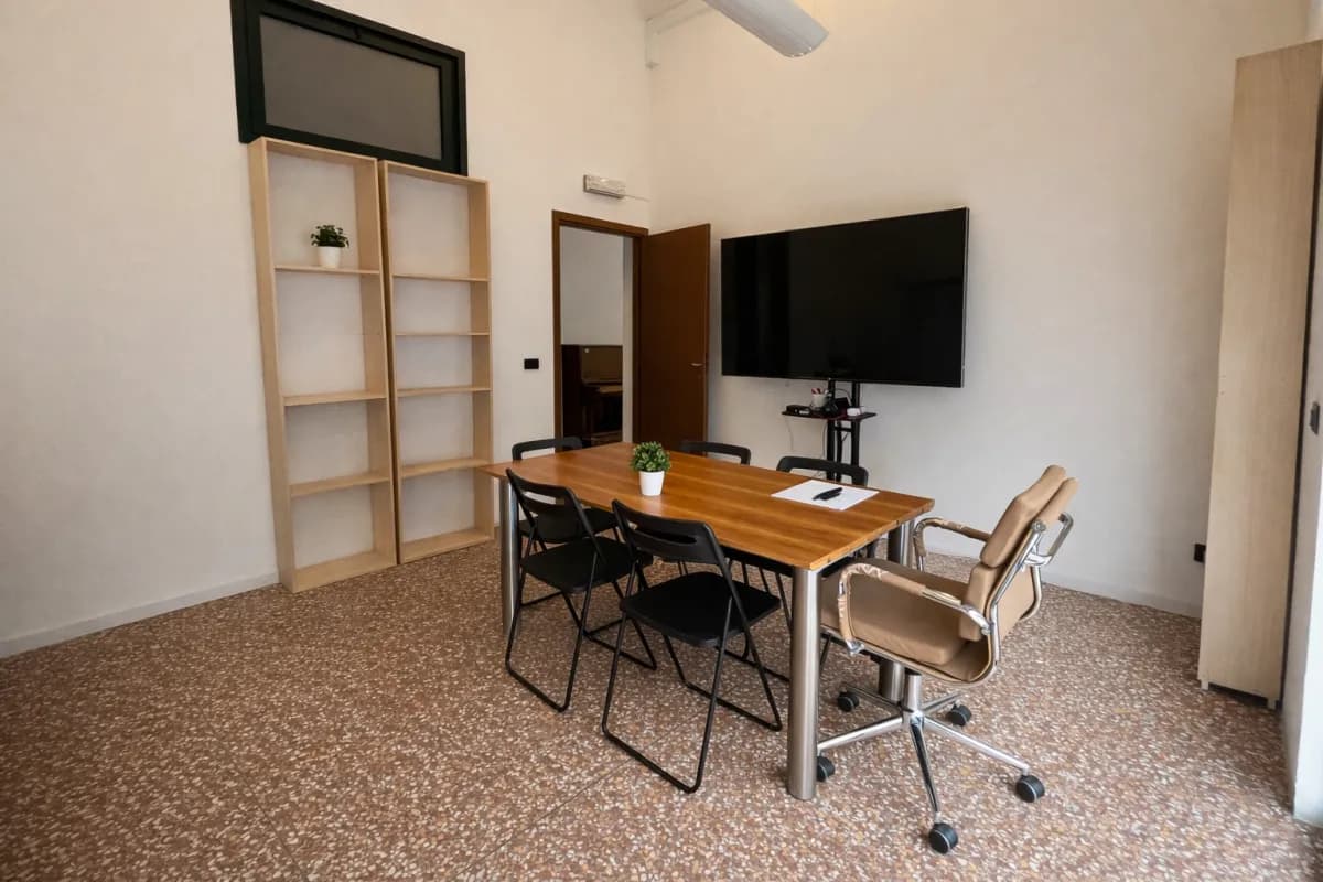 Private space coworking Voler.ai Verona — ufficio privato con scrivania, monitor e libreria